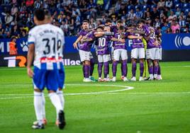 Los jugadores del Real Valladolid hacen piña en el partido de Liga disputado esta campaña en el campo del Espanyol.