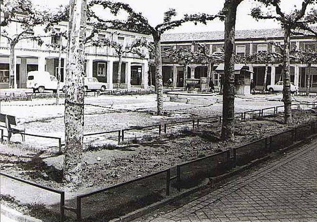 La plaza, en 1967, con su fuente central.