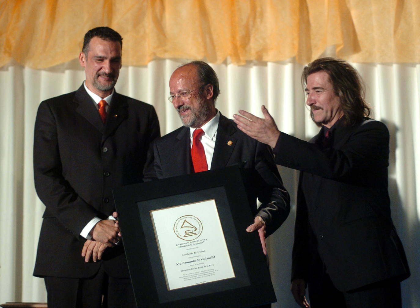 El exalcalde Javier León de la Riva, flanqueado por Kike Santander y Luis Cobos.