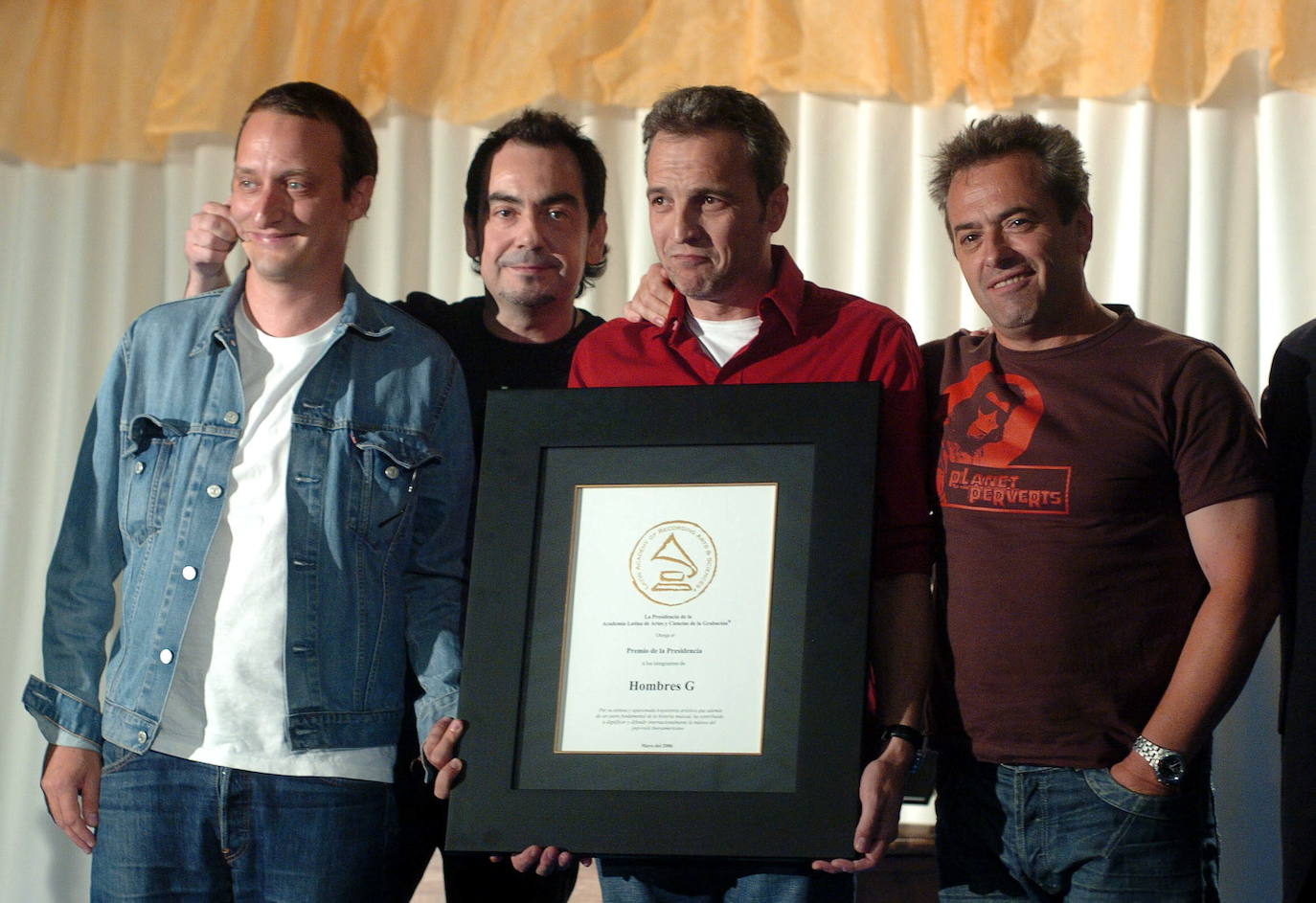 Los integrantes de Hombres G posan con el premio a la excelencia musical de la Academia Latina de Artes y Ciencias de la Grabación.