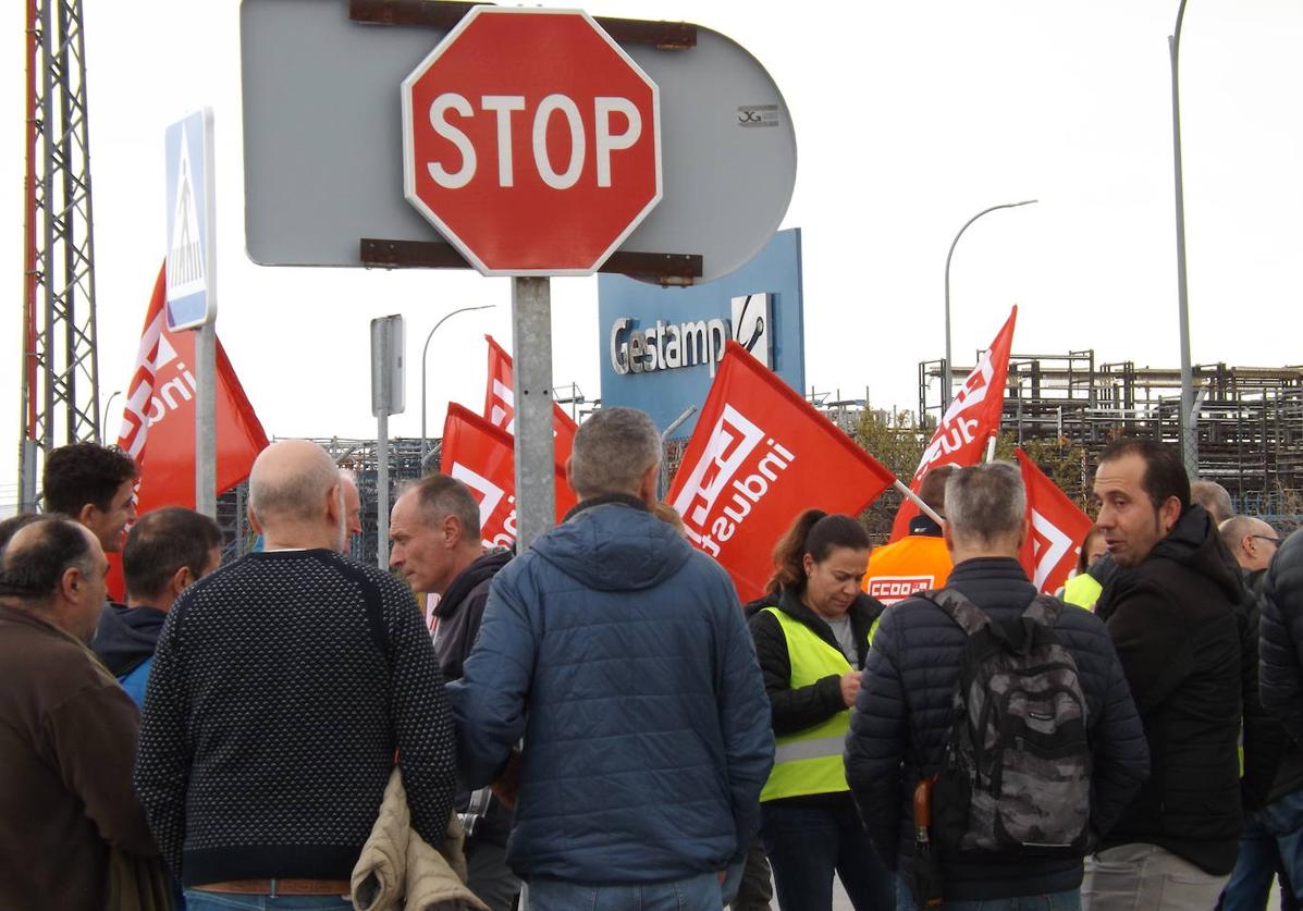 Concentración de los trabajadores ante las puertas de Gestamp.