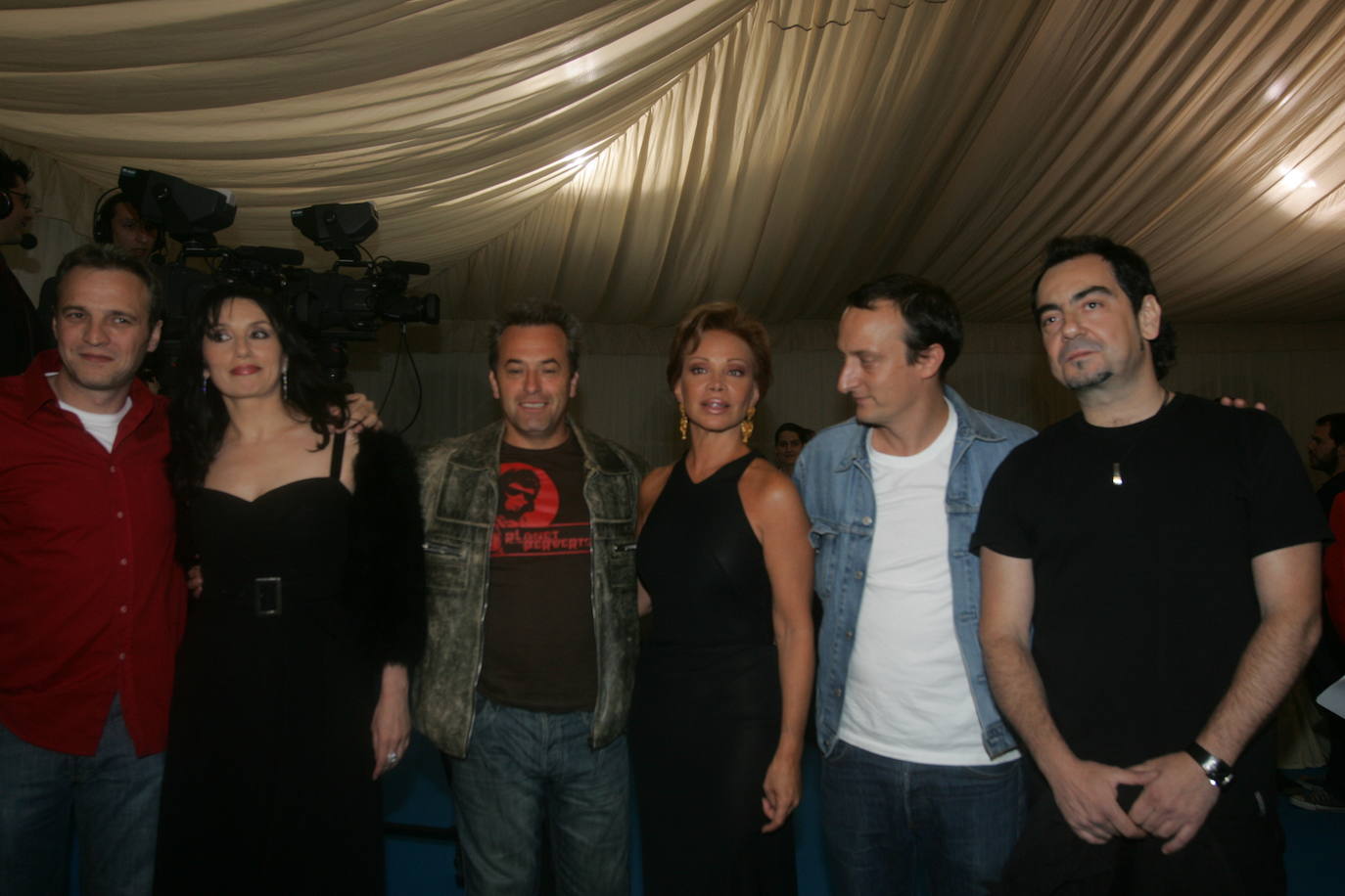 Foto de familia de los premiados: Luz Casal, Paloma San Basilio y Hombres G.