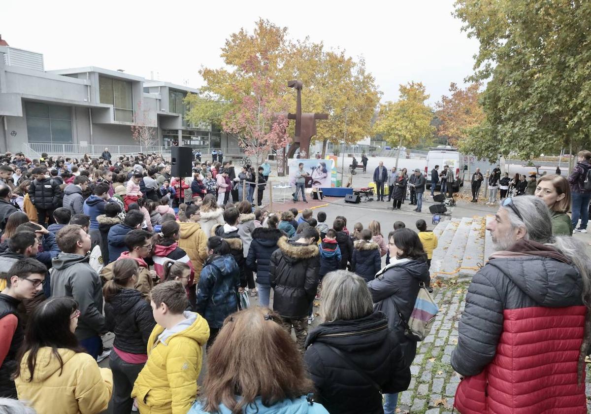 La Plaza Biólogo José Antonio Valverde acoge una actividad artística con muralistas y artistas