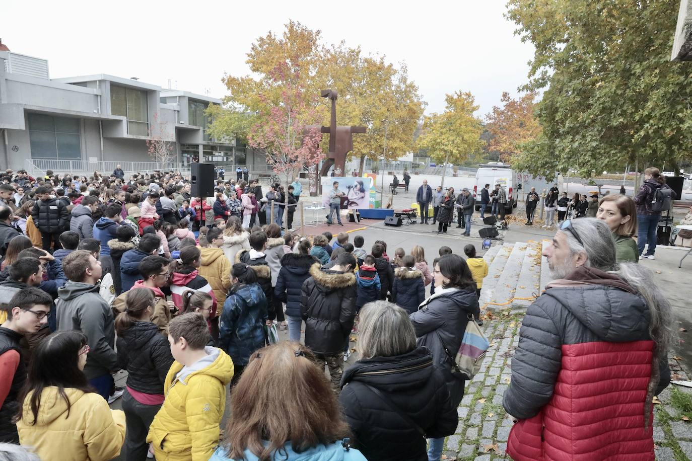 La Plaza Biólogo José Antonio Valverde acoge una actividad artística con muralistas y artistas