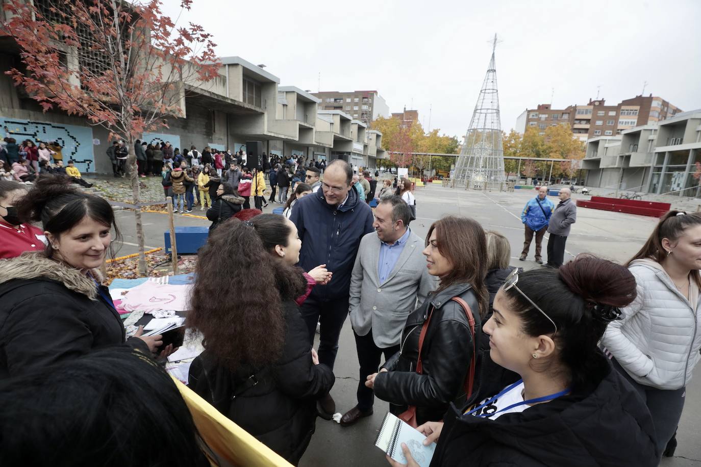 La Plaza Biólogo José Antonio Valverde acoge una actividad artística con muralistas y artistas