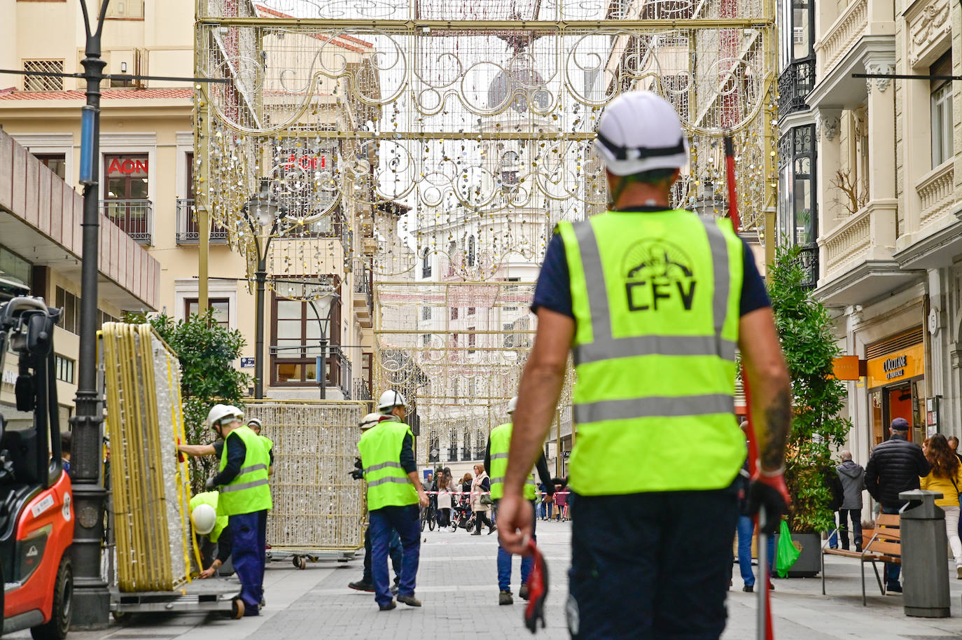 Así marcha la instalación de las luces de Navidad en el centro de la ciudad