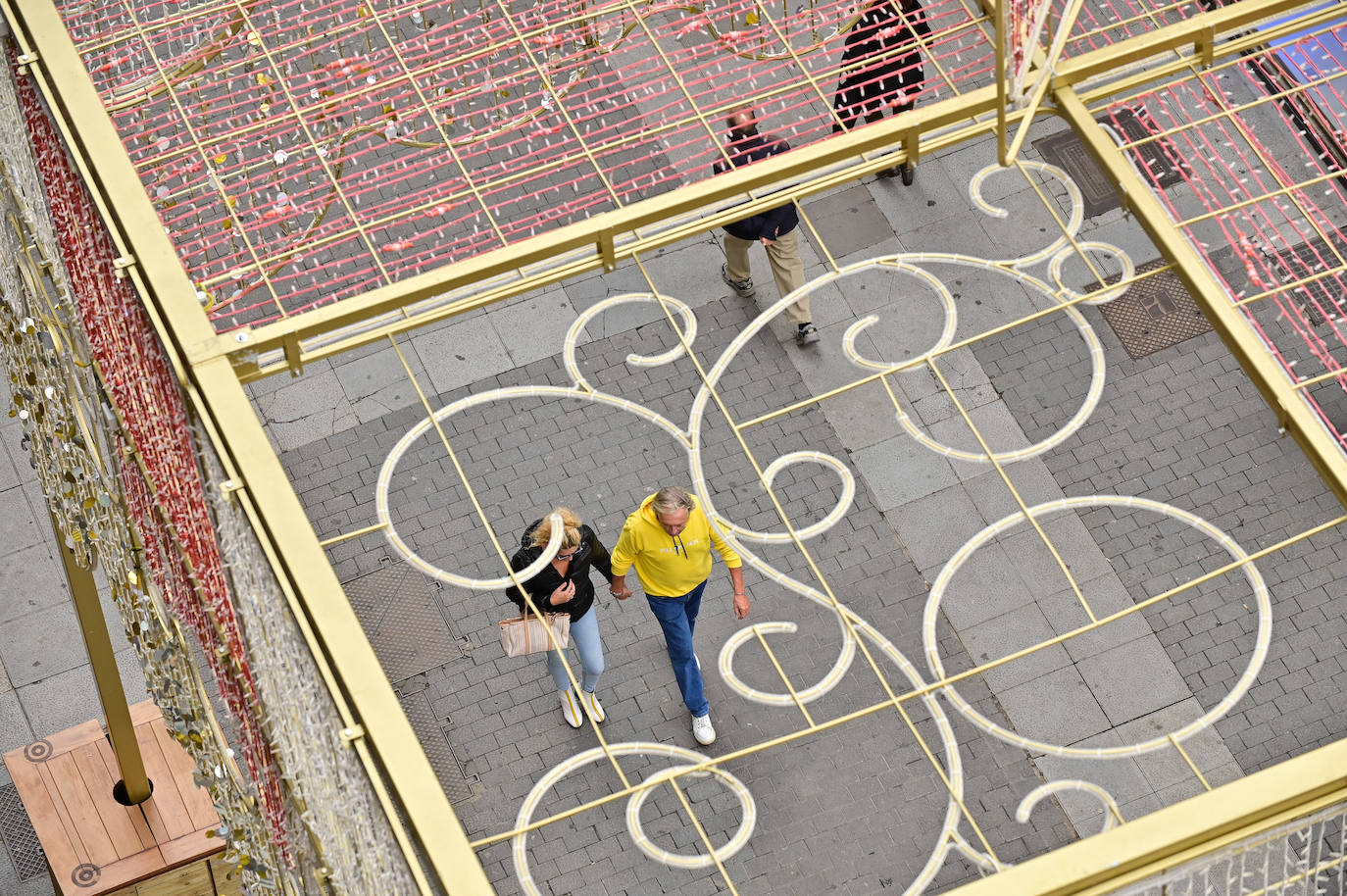 Así marcha la instalación de las luces de Navidad en el centro de la ciudad