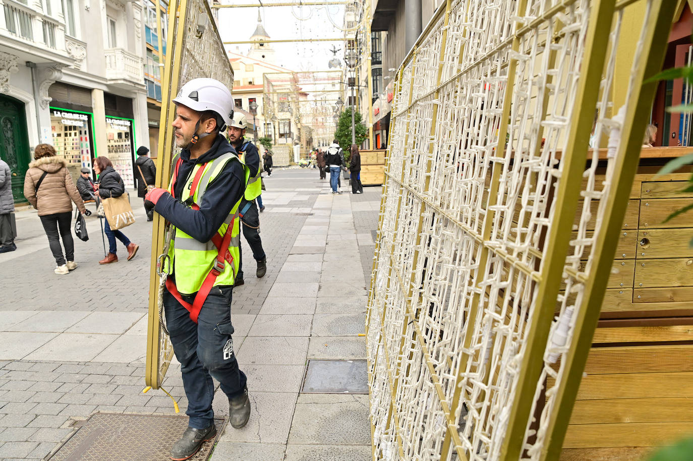 Así marcha la instalación de las luces de Navidad en el centro de la ciudad