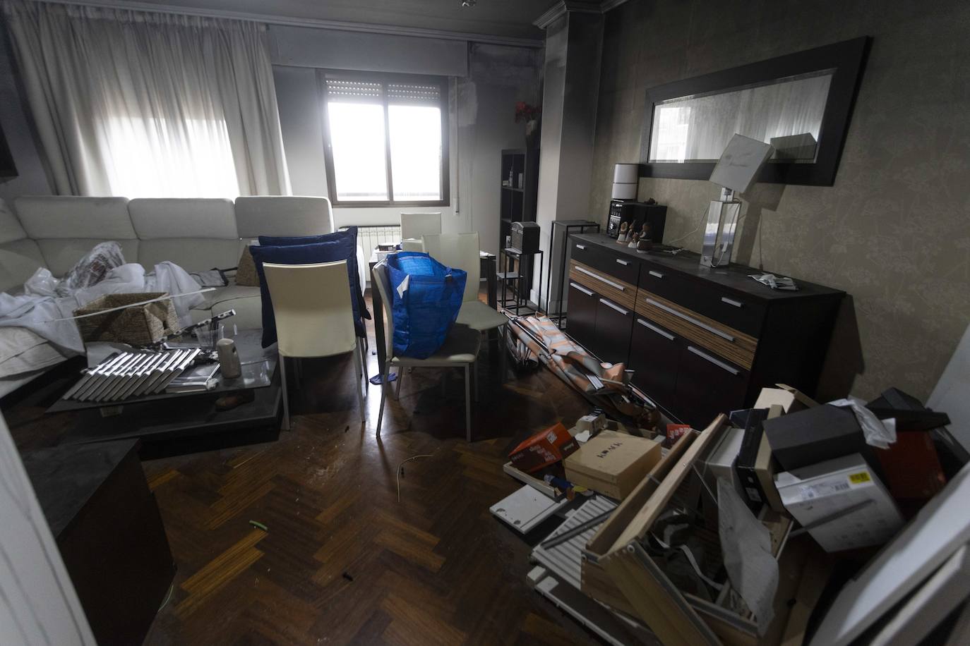 Los vecinos del edificio afectado por la explosión en Juan de Valladolid vuelven a casa