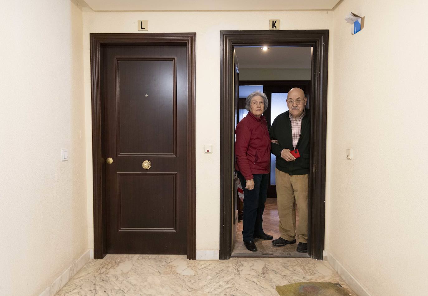 Los vecinos del edificio afectado por la explosión en Juan de Valladolid vuelven a casa