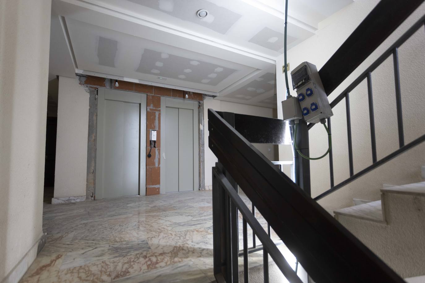 Los vecinos del edificio afectado por la explosión en Juan de Valladolid vuelven a casa