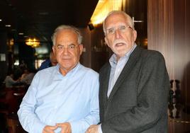 Agustín García Simón y Luis Mateo Díez, en el Café Zorrilla.