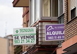 Cartel de 'se alquila' en un bloque de pisos.