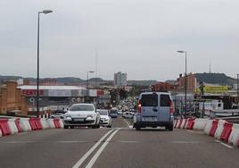 Carriles cortados, uno en cada sentido, en el viaducto de la calle Daniel del Olmo.