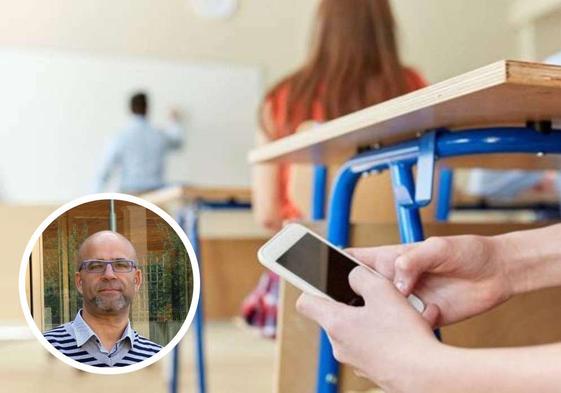 El secretario del Colegio Oficial de Psicología de Castilla y León y psicólogo experto en nuevas tecnologías, junto a un menor utilizando el móvil en el aula.