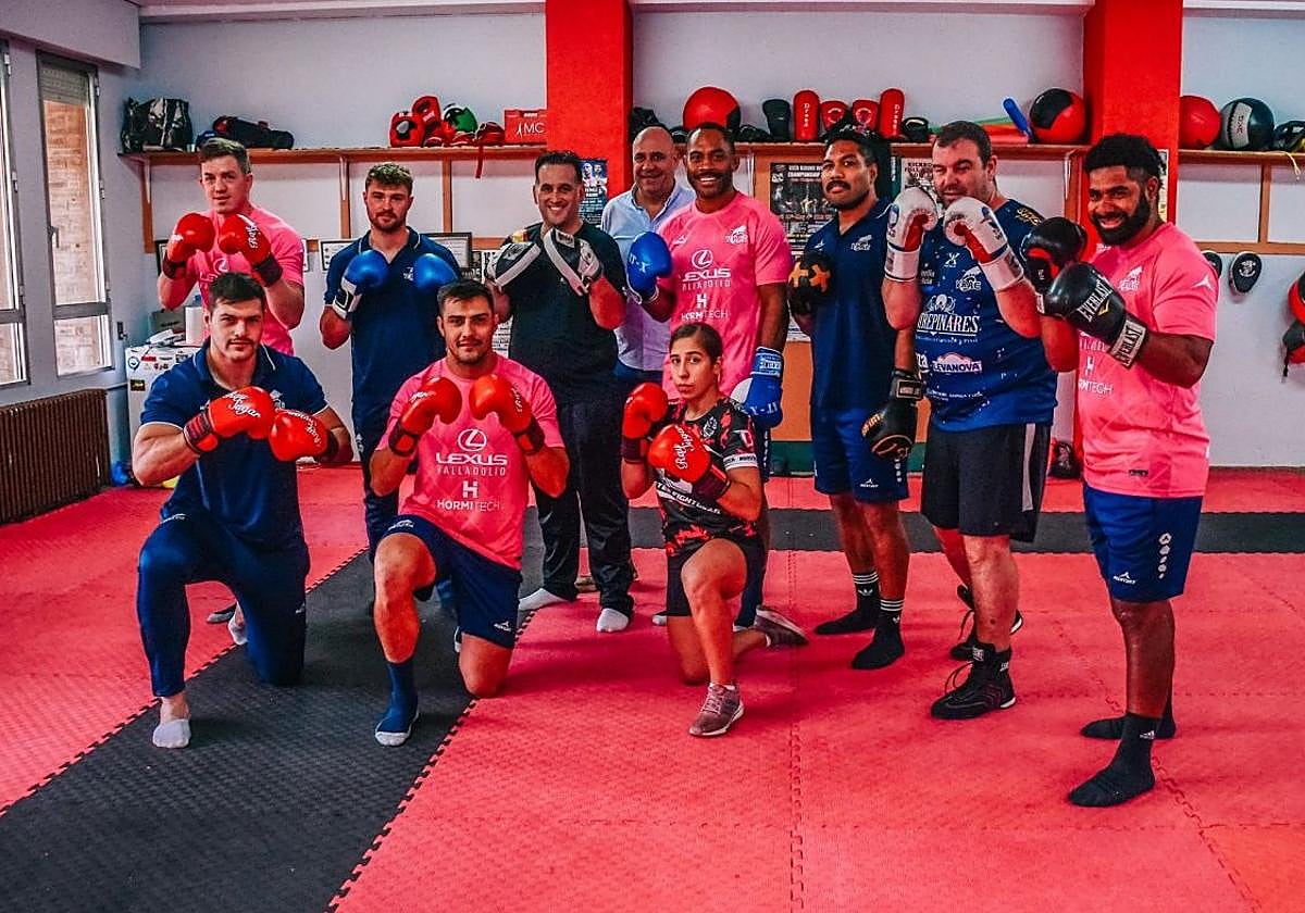 Los jugadores del VRAC posan con los guantes enfundados.