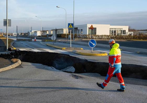 Una grieta de kilómetros en Grindavik, Islandia