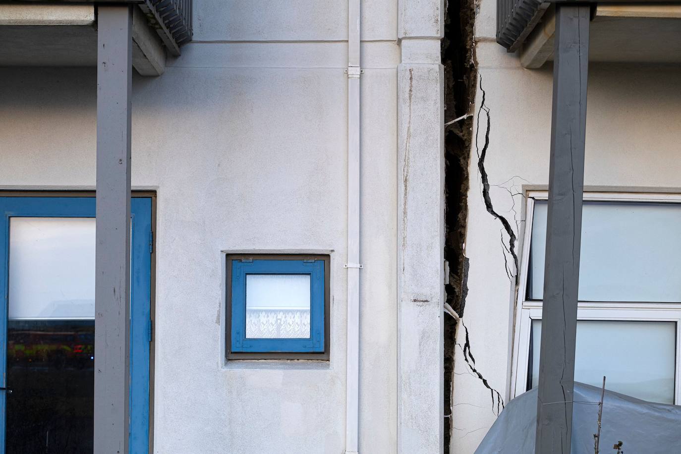 Una grieta de kilómetros en Grindavik, Islandia