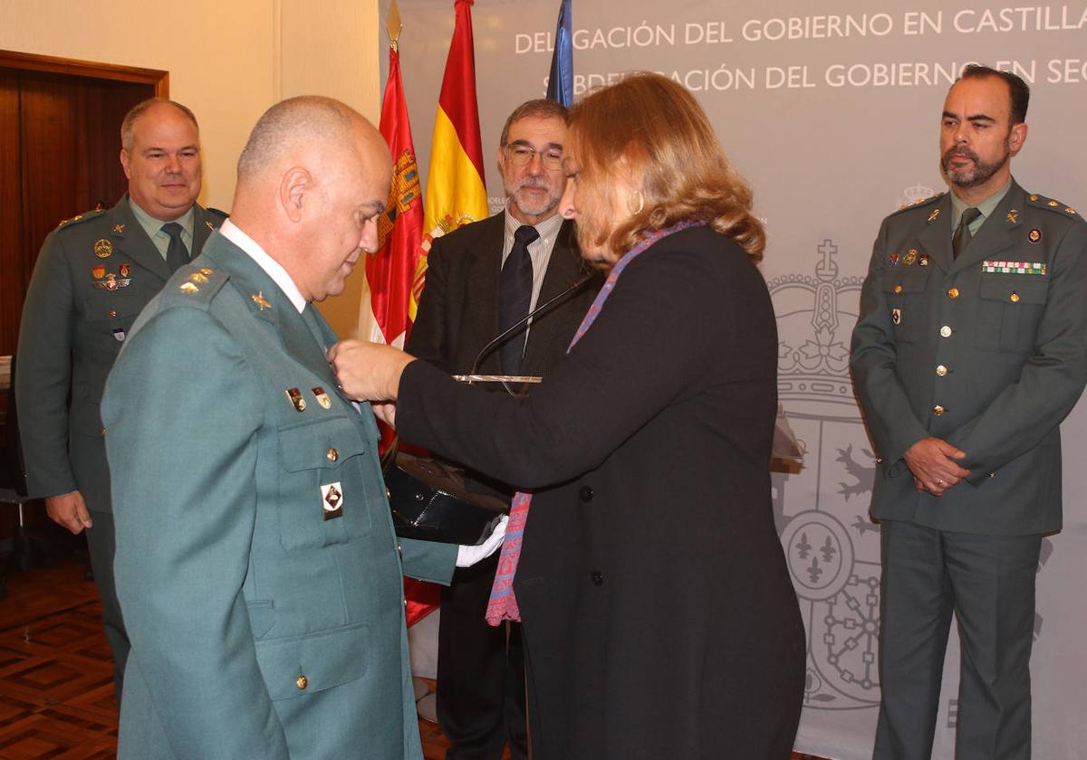 La subdelegada del Gobierno impone la medalla al teniente coronel Aller.