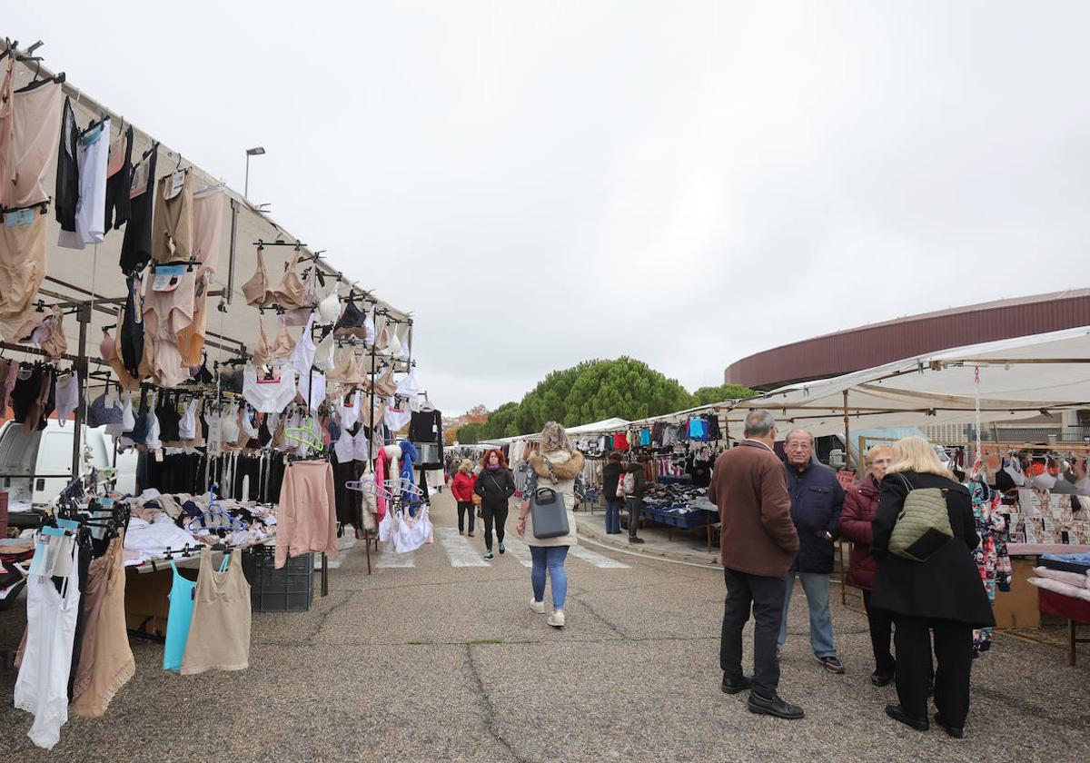 Puestos de venta del mercadillo en el aparcamiento de la Plaza de Toros.