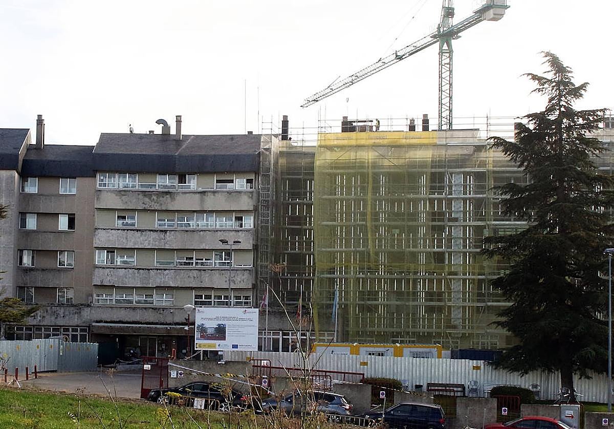 Andamios y una grúa de obra, en la Residencia Asistida de Segovia.