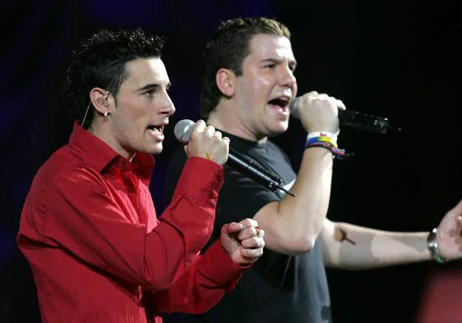 Andy (izquierda) y Lucas (derecha) cantantes españoles que forman el dúo del mismo nombre, durante su actuación en el XLVII Festival de la Canción de Viña del Mar del año 2006.