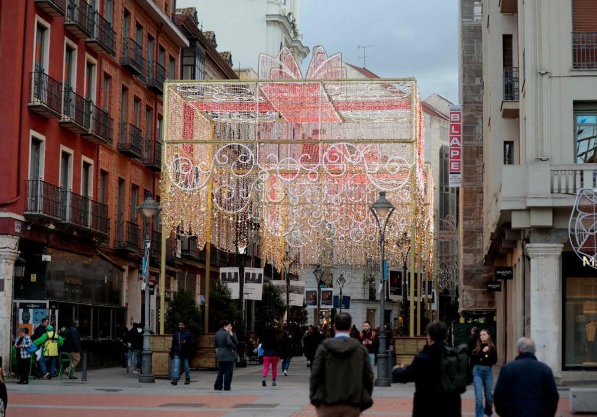 Pruebas del encendido navideño en la calle Santiago.