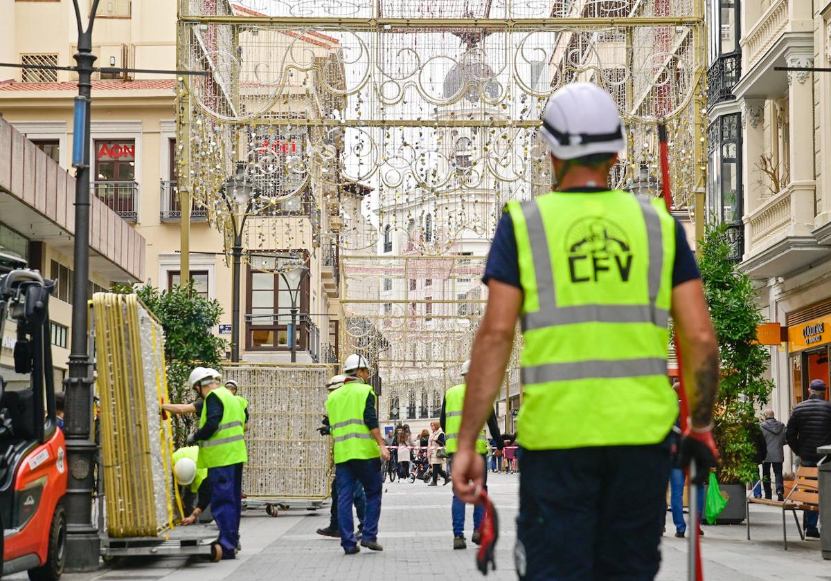 Así marcha la instalación de las luces de Navidad en el centro de la ciudad