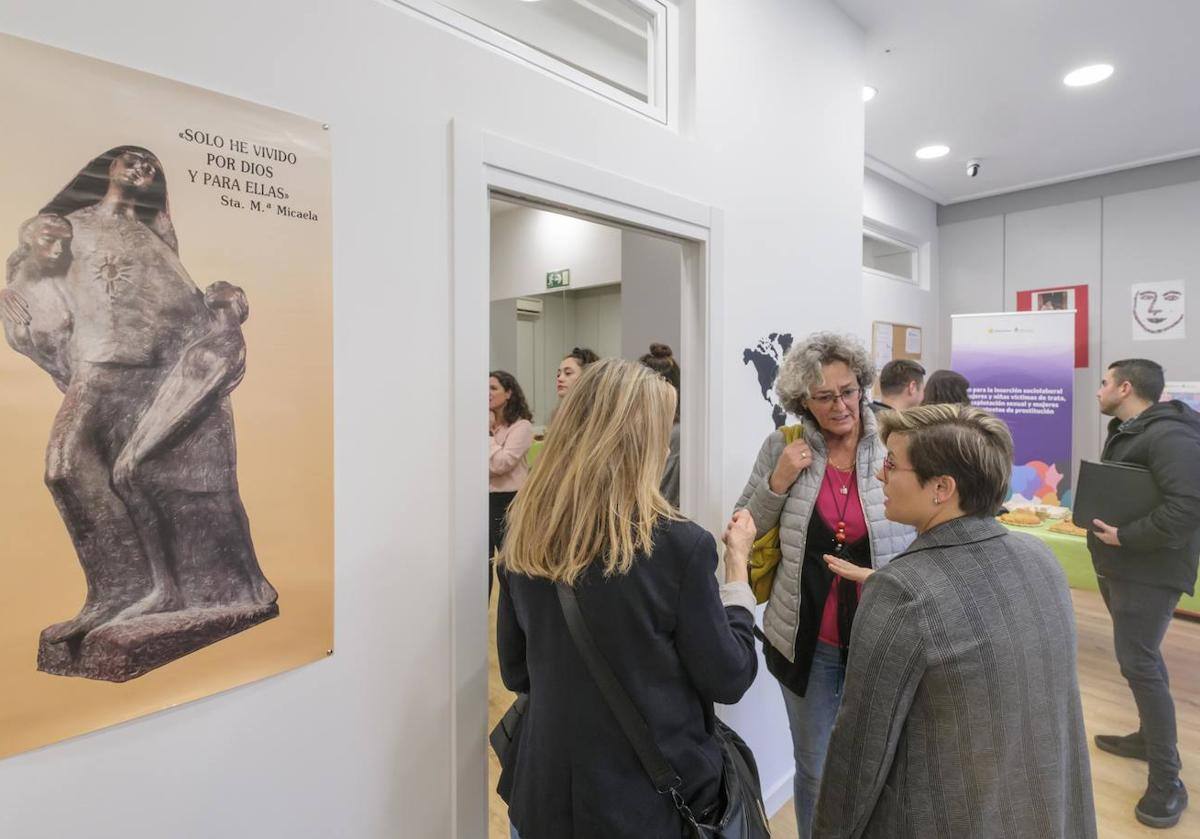 Varias personas asisten a la inauguración de la sede de Adoratrices, en la ciudad de Segovia.