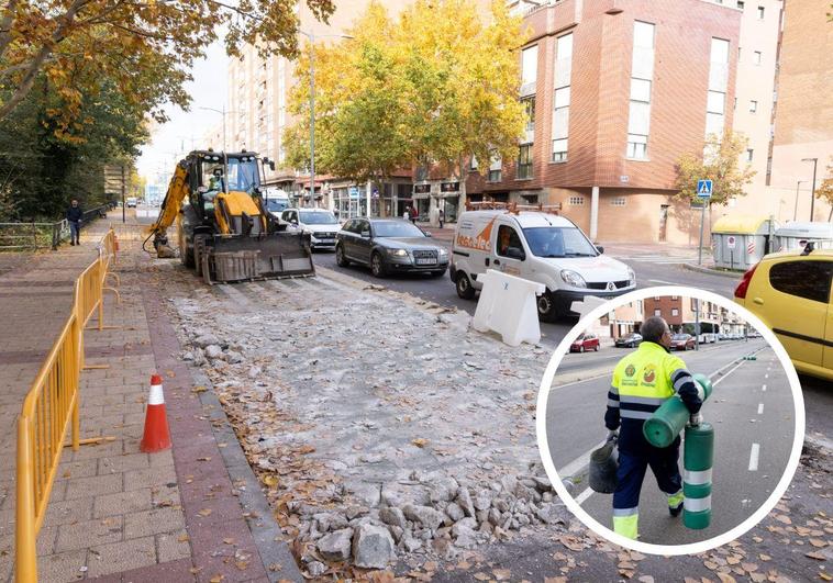 Una máquina retira el hormigón del carril bici de la avenida de Gijón y, en detalle, un operario retira los bolardos que lo separaban de la calzada.