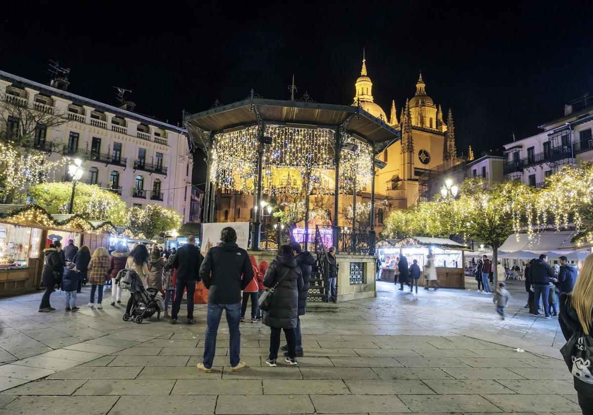 Mercado de Navidad en la Plaza Mayor de Segovia.