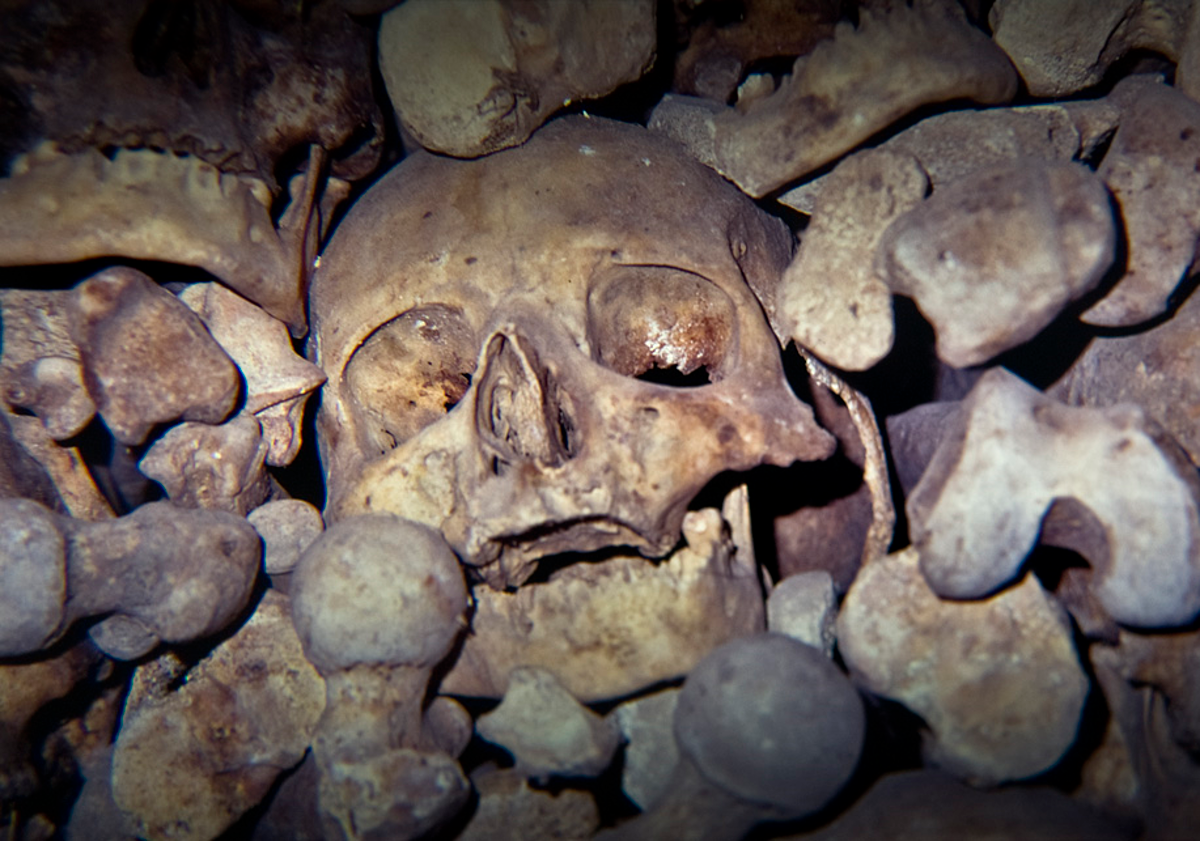 Imagen principal - Arriba, detalle del osario; abajo, el templo en 2009 y estado de la fachada en 1920.