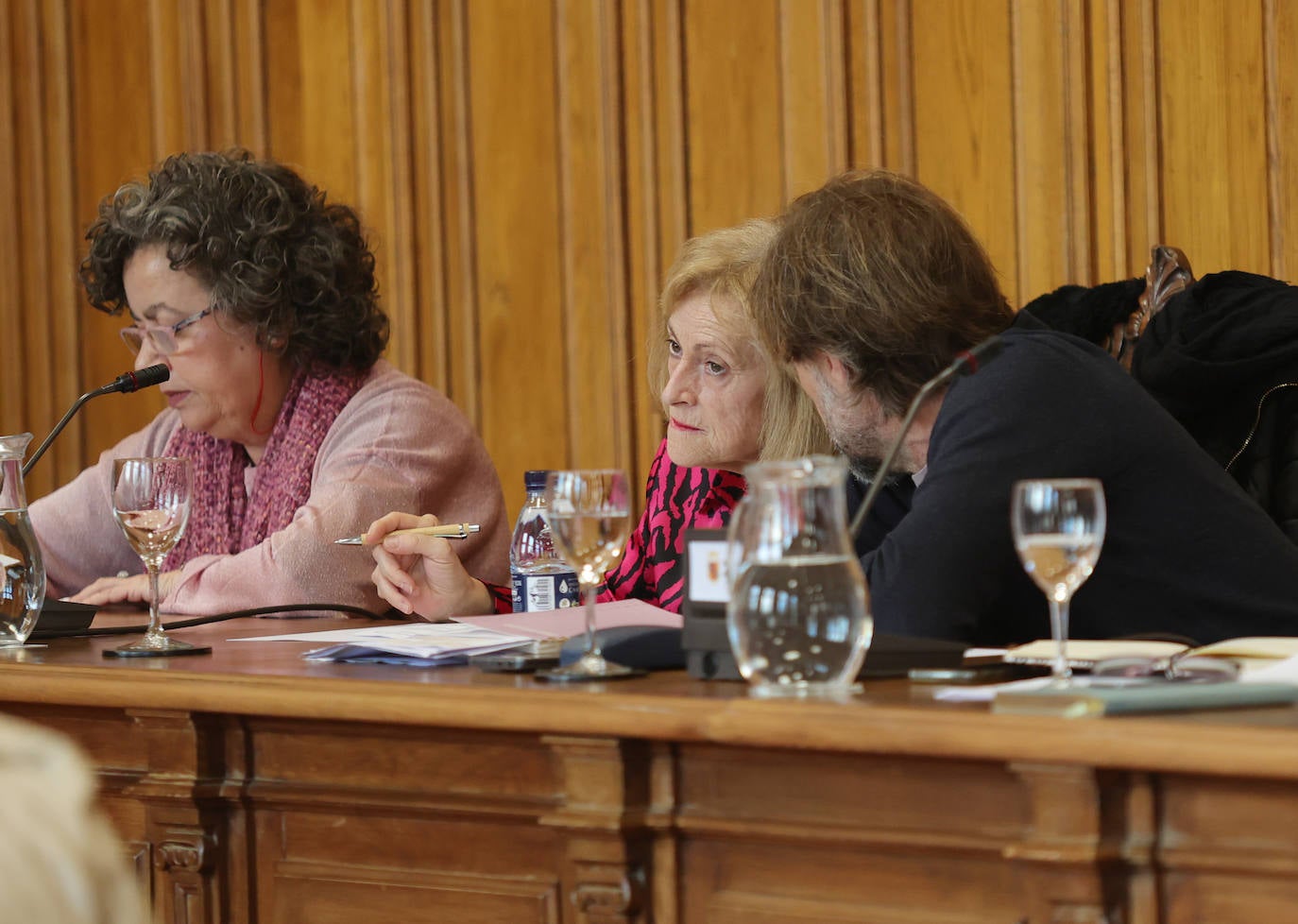 El concejal de Festejos, Francisco Fernández, charla con la edil de Bienestar Social, Rosario García.