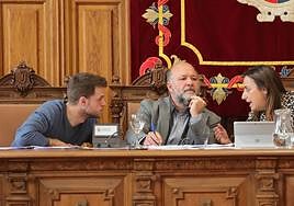 Los concejales de Urbanismo y Hacienda conversan con la alcaldesa.