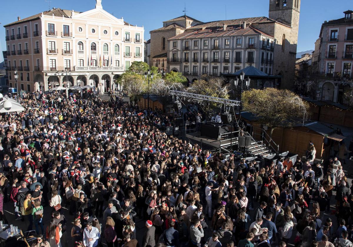 Miles de personas en la Plaza Mayor durante la celebración de la Tardebuena del pasado año.