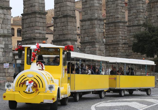 Tren navideño, junto al Acueducto de Segovia.