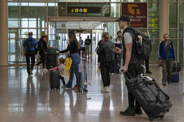 Viajeros en un aeropuerto de España.