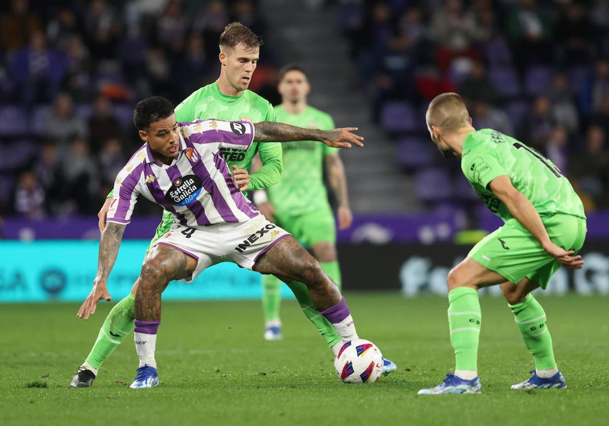 Kenedy pelea por el balón.