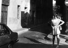 Una mujer, en la calle Padilla de Valladolid, en los años ochenta.
