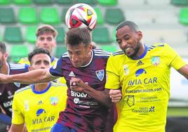 Fernando Llorente salta de cabeza durante un partido en La Albuera.