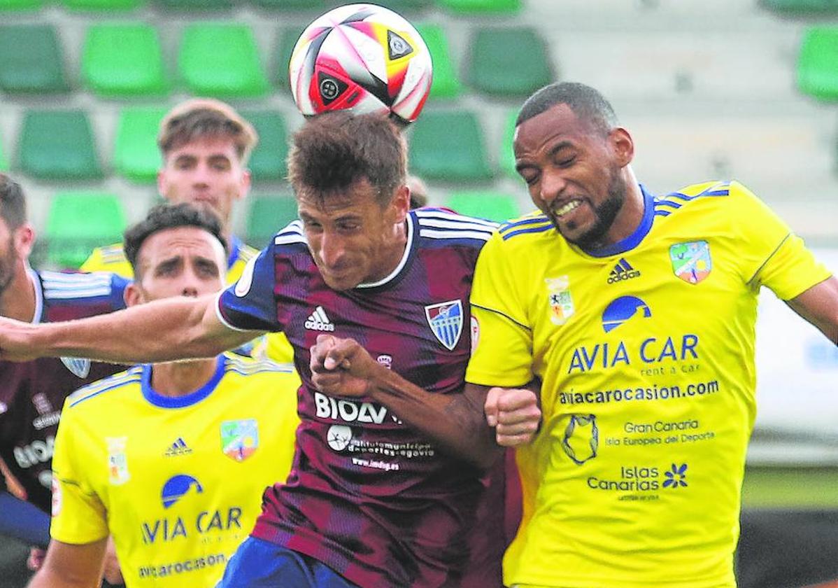 Fernando Llorente salta de cabeza durante un partido en La Albuera.