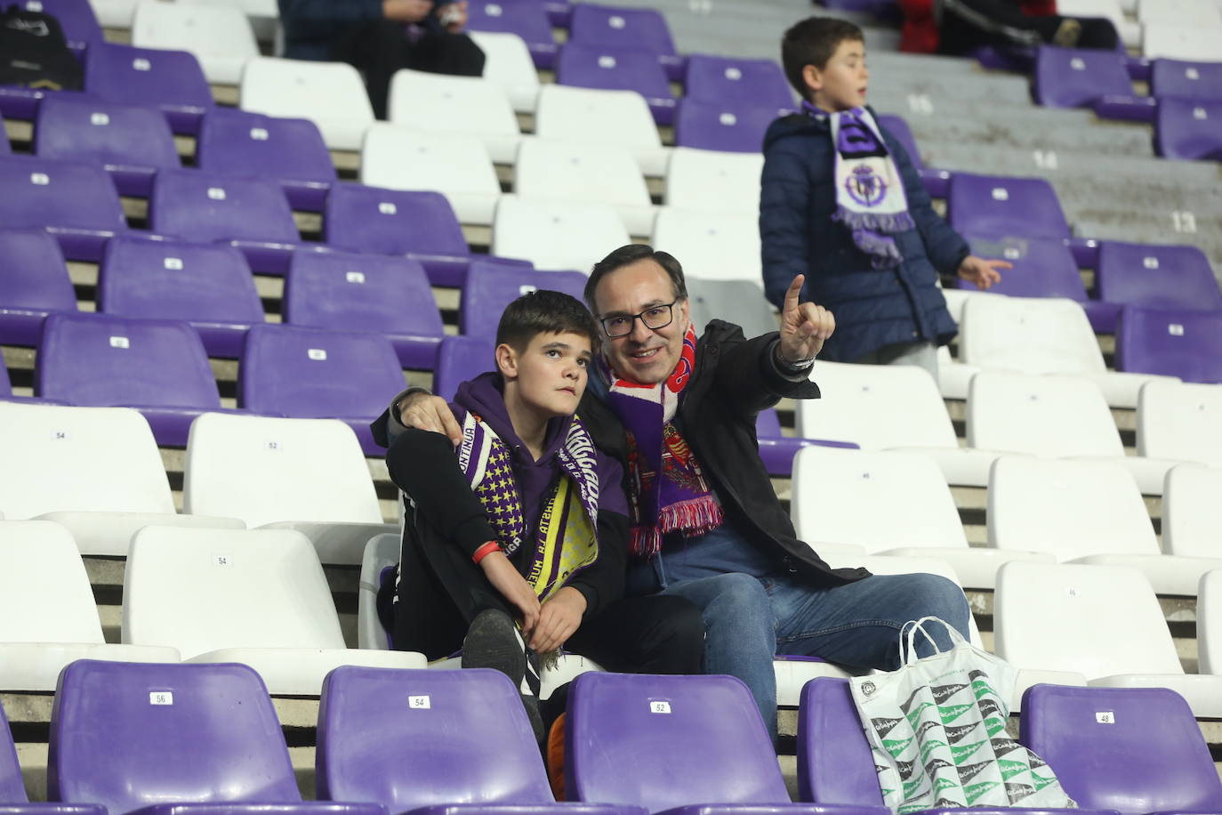 Búscate en las gradas del Estadio José Zorrilla (2 de 3)