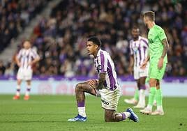 Kenedy echa rodilla en tierra en un lance del encuentro.