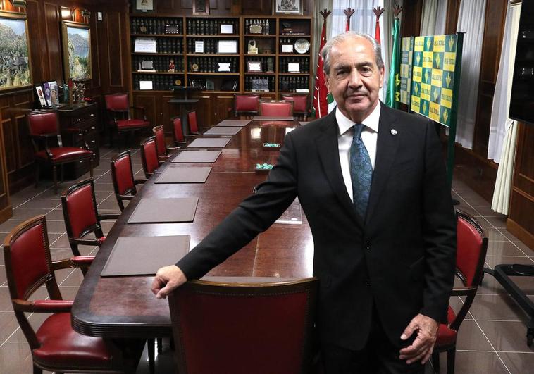 Cipriano García, en la sala de reuniones de Caja Rural de Zamora.