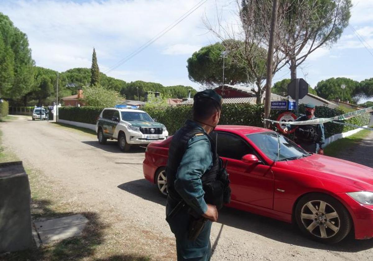 Agentes de la Guardia Civil, durante el registro del chalé de Óscar en 2022.