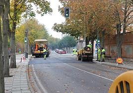 Trabajos en uno de los pasos de peatones en la avenida de Castilla.