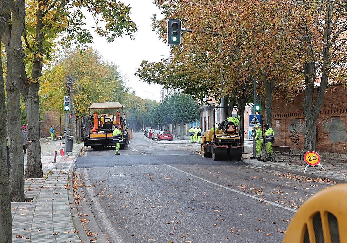 Trabajos en uno de los pasos de peatones en la avenida de Castilla.
