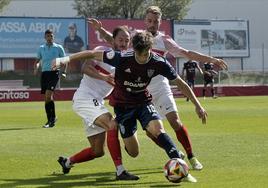 Dani Plomer intenta marcharse de los jugadores del Sanse, el pasado octubre.