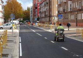 Los operarios rematan la marcas viales antes de la reapertura al tráfico de la avenida de los Reyes Católicos este mismo viernes.