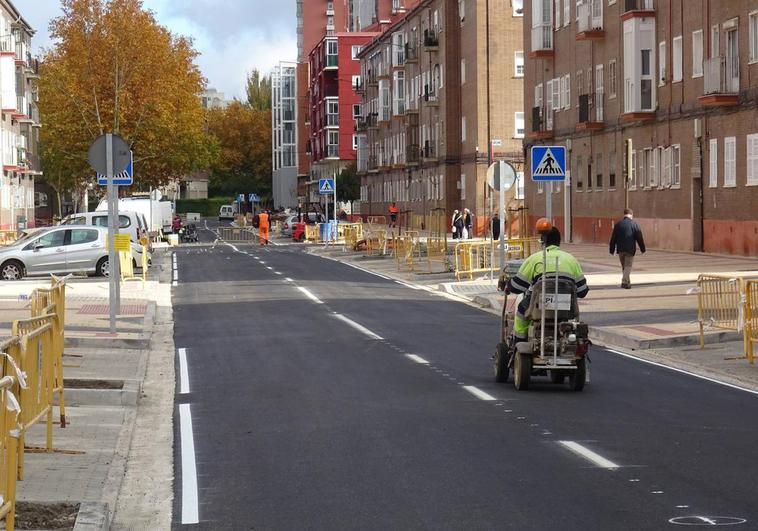 Los operarios rematan la marcas viales antes de la reapertura al tráfico de la avenida de los Reyes Católicos este mismo viernes.